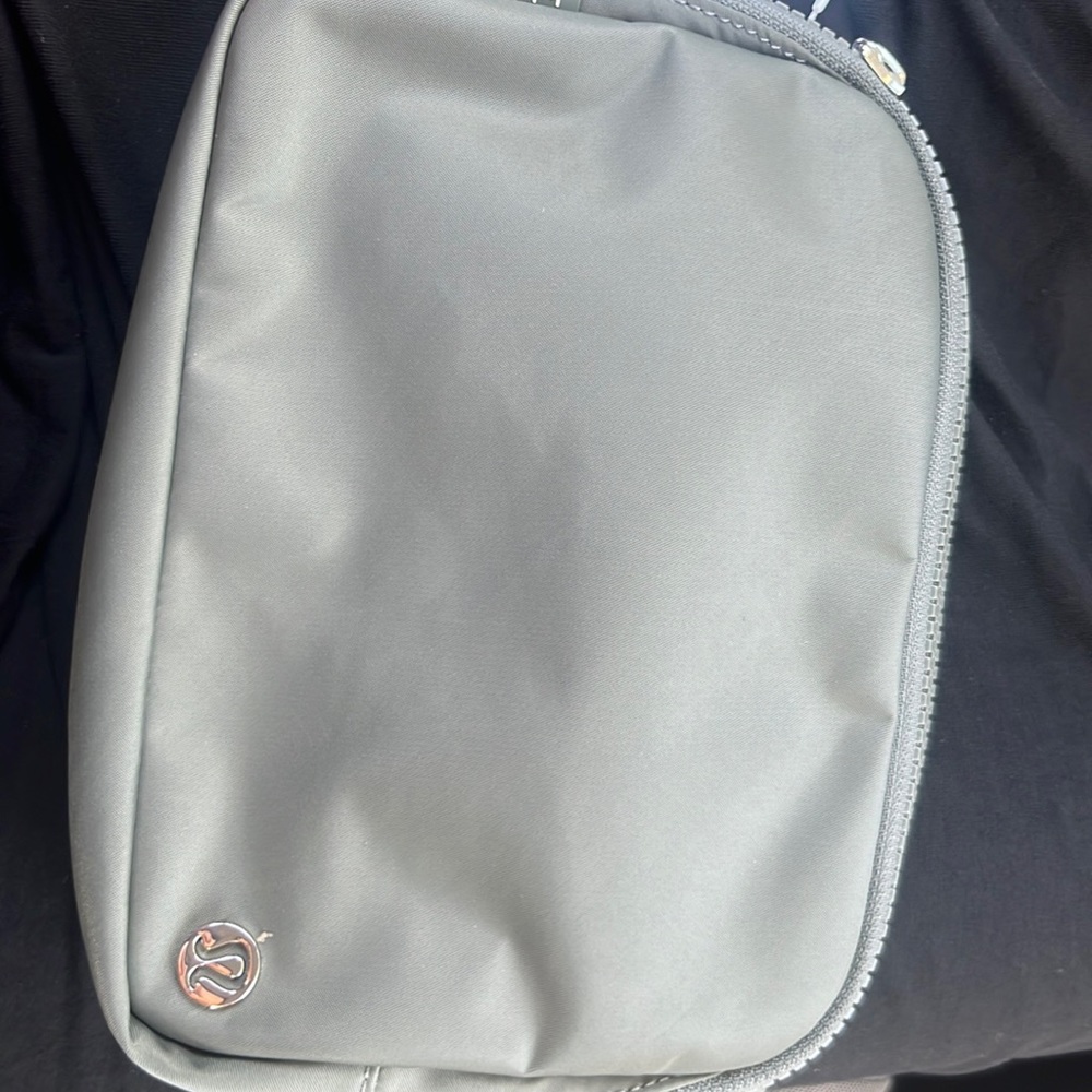 Large Lululemon everywhere belt bag!